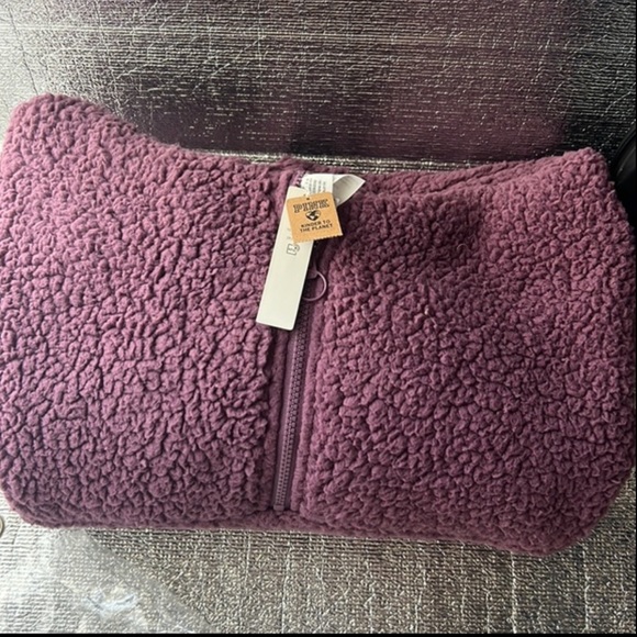 Victoria Secrets PINK
Varsity Sherpa Half-Zip Pullover - Picture 2 of 3